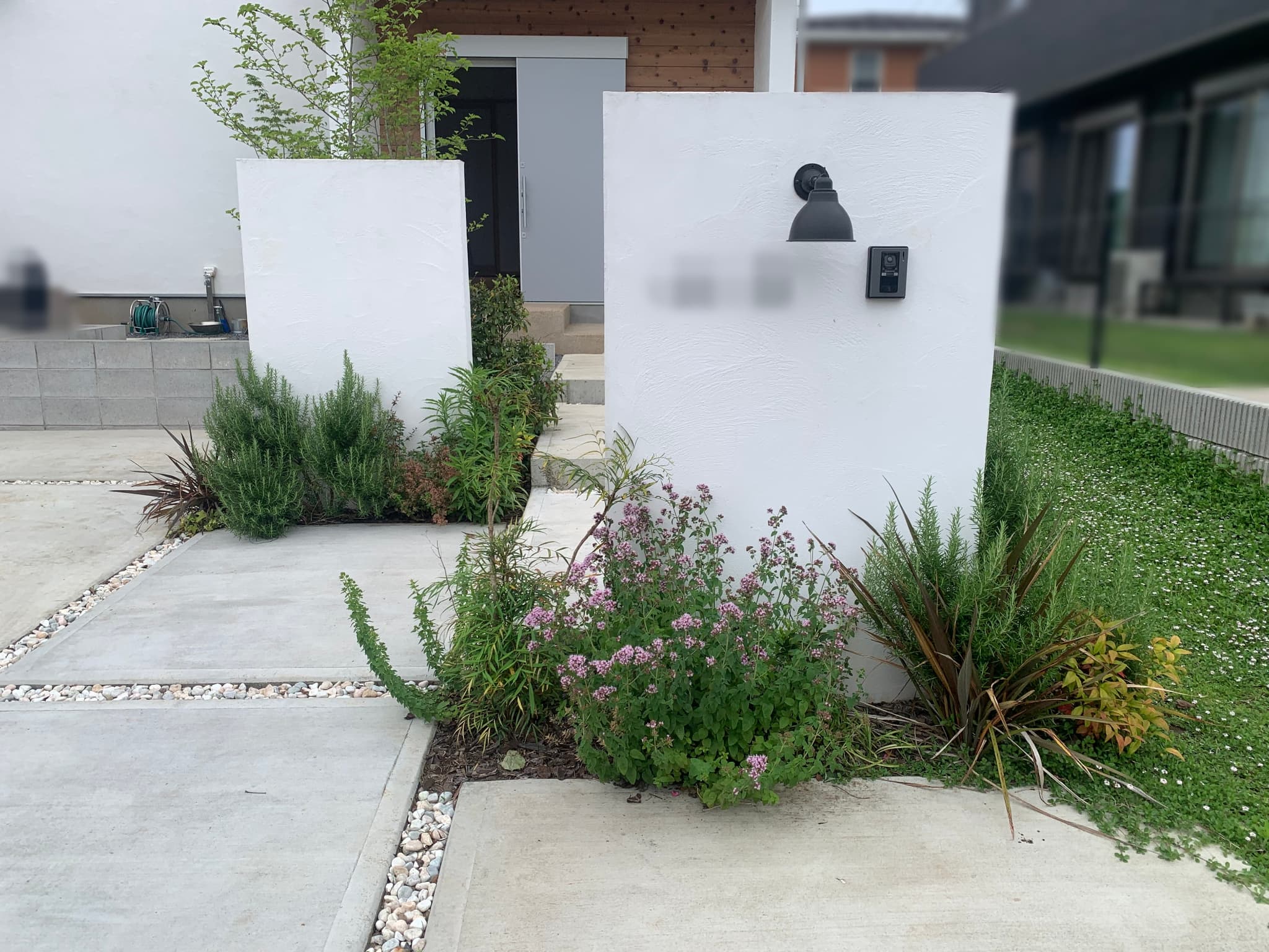 明るく華やかなアプローチが印象的な外構リフォームリフォーム費用・価格・料金の無料一括見積もり リショップナビ