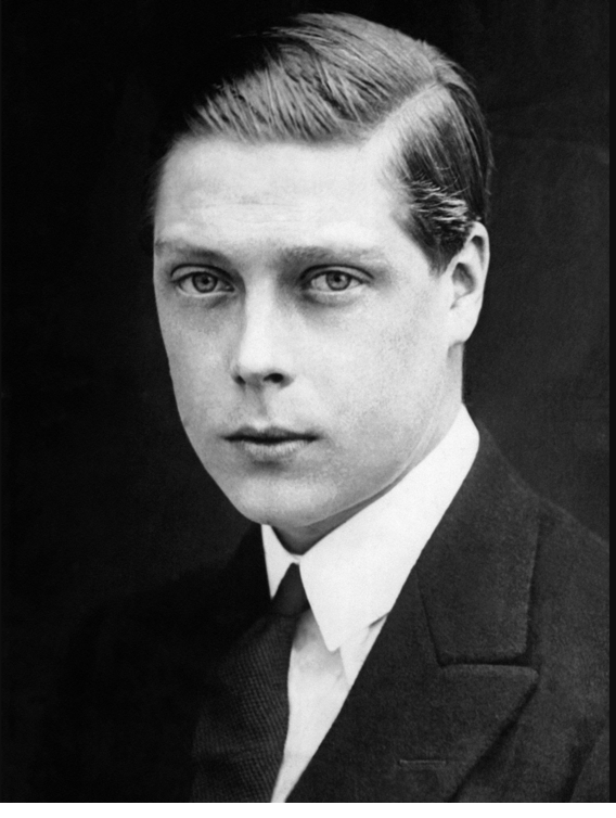 1945年5月8日、ナチス ・ドイツによる侵略の脅威から解放されたことを感謝する礼拝のため、ウェストミンスターのセント・マーガレット教会に向かうウィンストン・チャーチル英首相と閣僚たち モノクロ写真