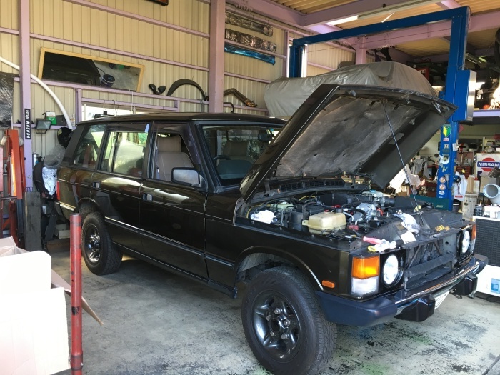 ネオクラシック体験隊スペシャル １台ですべてをこなす初代レンジローバー。オーナー色に染まったバンデンプラの素敵な世界 -カー・アンド・ドライバーonlineCAR and DRIVER