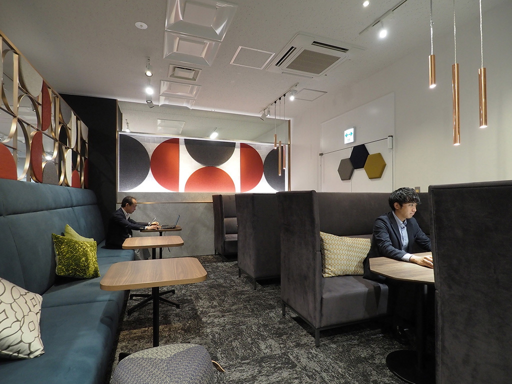 好事例から見る、オフィスにファミレス席を置く3つのメリットを解説