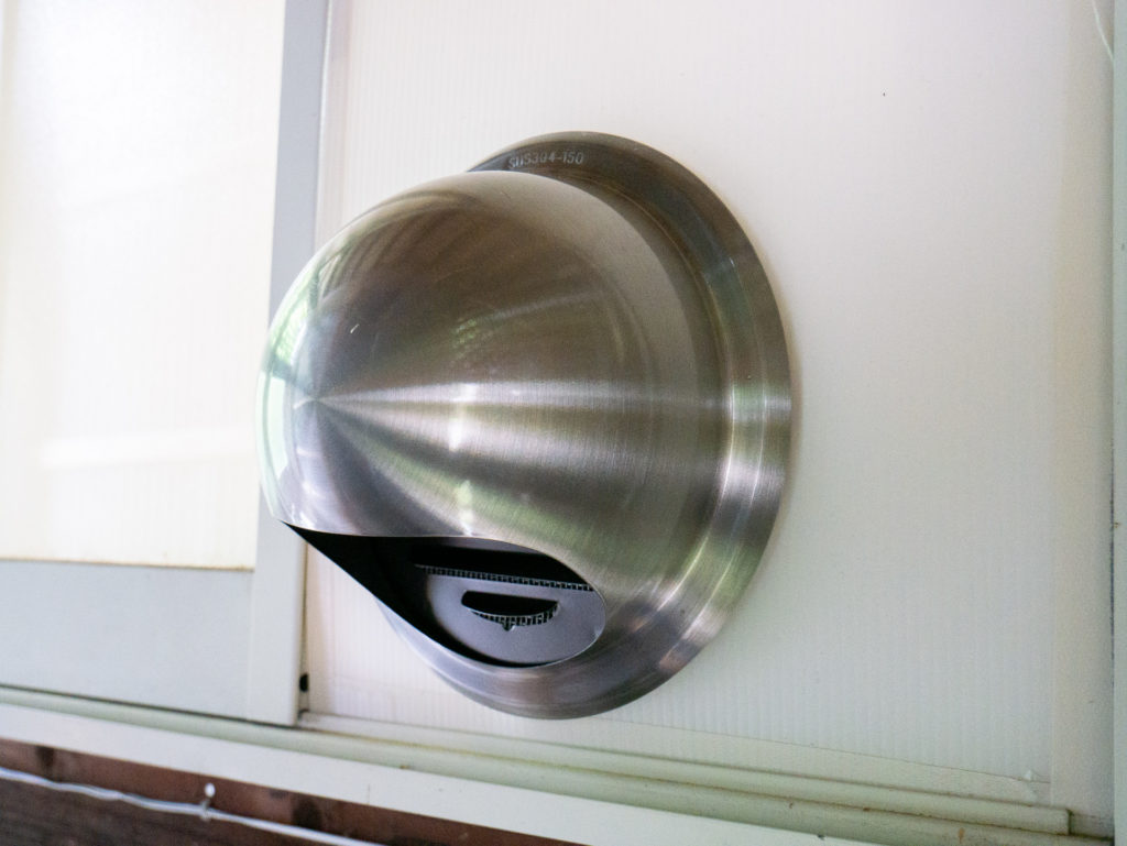 自作 カンゲキくん用 排気ダクト接続窓枠パネル ベニヤ5.5mm厚 3層張り カーキ色 のパーツレビューエブリイワゴン アライグマのアライみんカラ