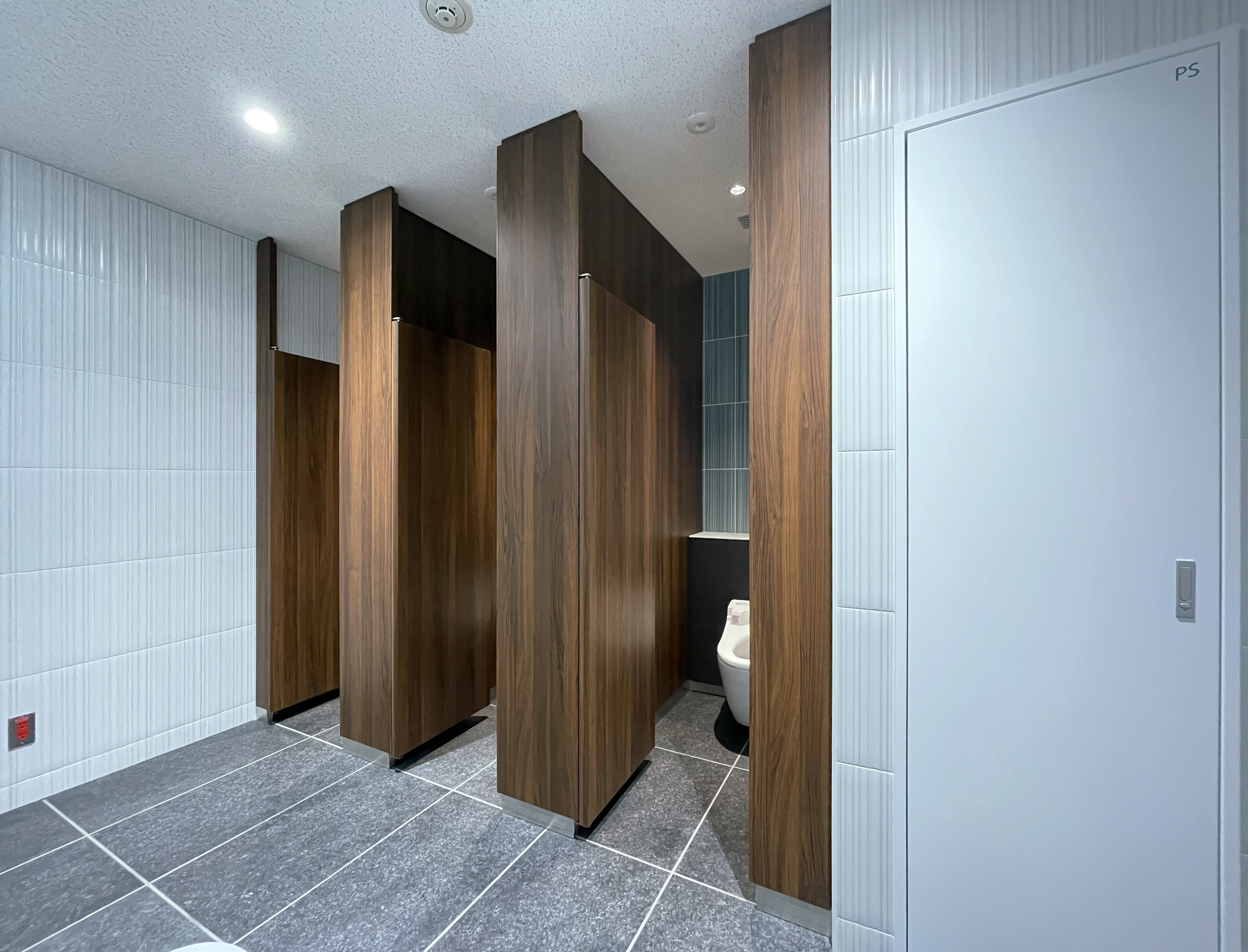 豊富な実績と製品種、パーテーションラボのトイレブースが凄