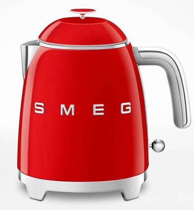 真っ赤なシステムキッチン。正面奥は食品庫。このドアも真っ赤にすることでかなりビビッドな雰囲気に。 システムキッチン赤pタイル食品庫食器棚対面キッチン自然素材ビビッドカラー注文住宅住ま居るタカラスタンダードホーローオフェリア - 高