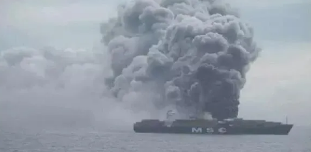 火災事故のコンテナ船MSC FLAMINIA - memories on the sea 海の記録