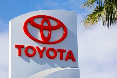 トヨタ30年ぶり株式分割、個人に焦点 上場来高値 - 日本経済新聞