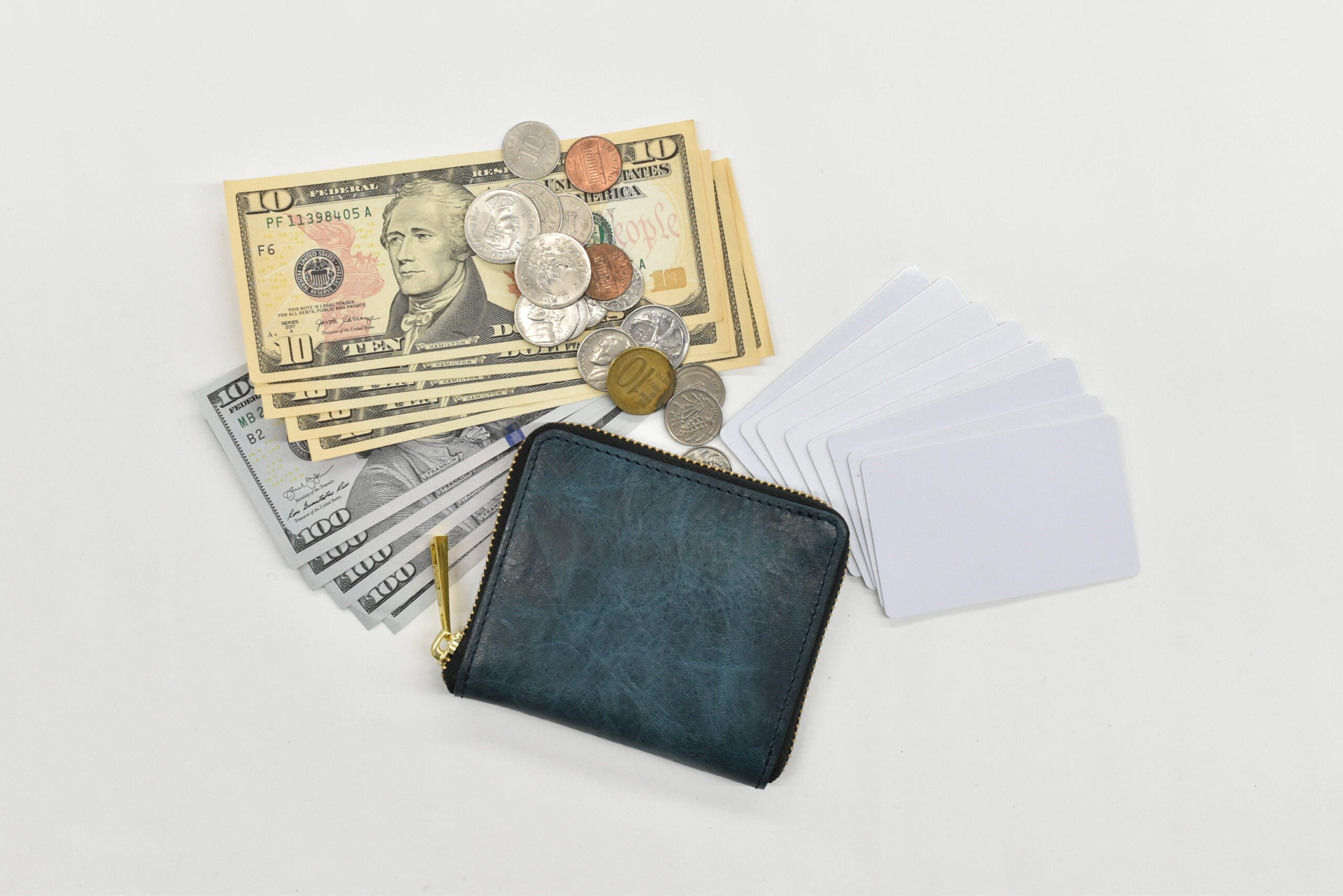 財布を使い始める前に寝かせる意味を解説！財布を寝かせる方法や金運にいいとされる金額もご紹介します – ATAOLAND+ アタオランドプラス 公式オンラインストア