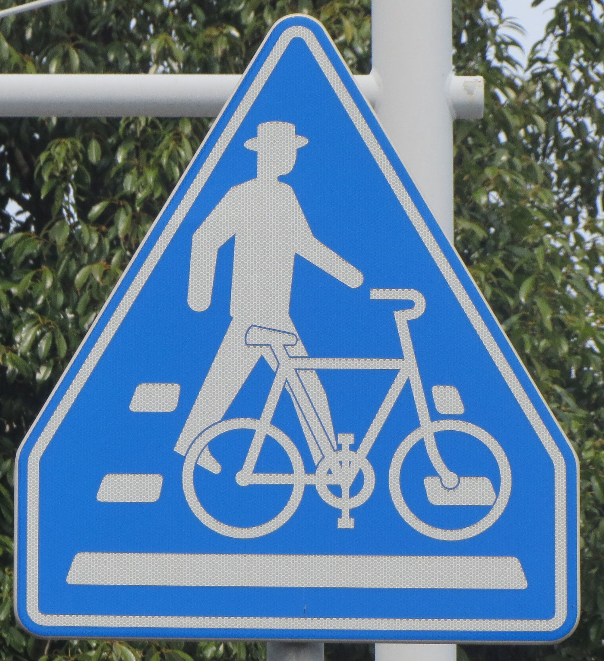 レアな法定外警戒標識「自転車横断注意」北海道、栃木 道路標識マニア