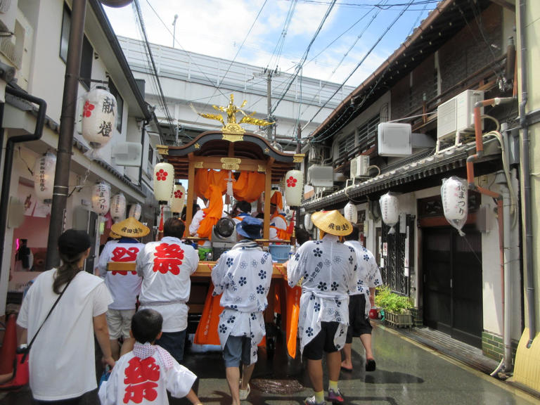 2ページ目）ビキニ美女だらけでまるで海水浴場！？ 祭りの夜の「飛田新地と松島新地」を歩く | FRIDAYデジタル