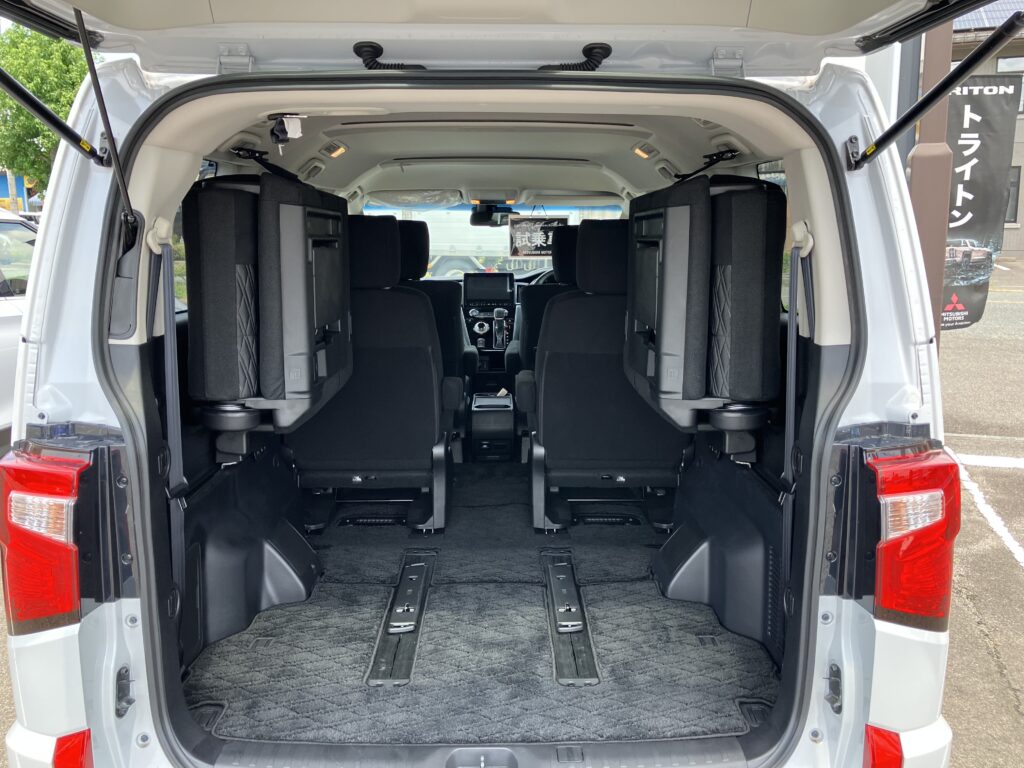 多彩すぎるシートアレンジが魅力！三菱 デリカD：5の荷室や収納が凄すぎる！の写真 1枚目CARPRIME カープライム