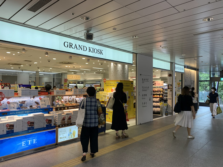 横浜土産のみなとねこってどこで買えますか？」 「グランドキヨスク新横浜駅」「新横浜駅構内」以外でメジャーな場所といえばワールドポーターズ内にある横浜土産の専門店「グディーズヨコハマ」さんにおいてあります♪可愛い陳列棚に並んでますので。 是非、こちらでも