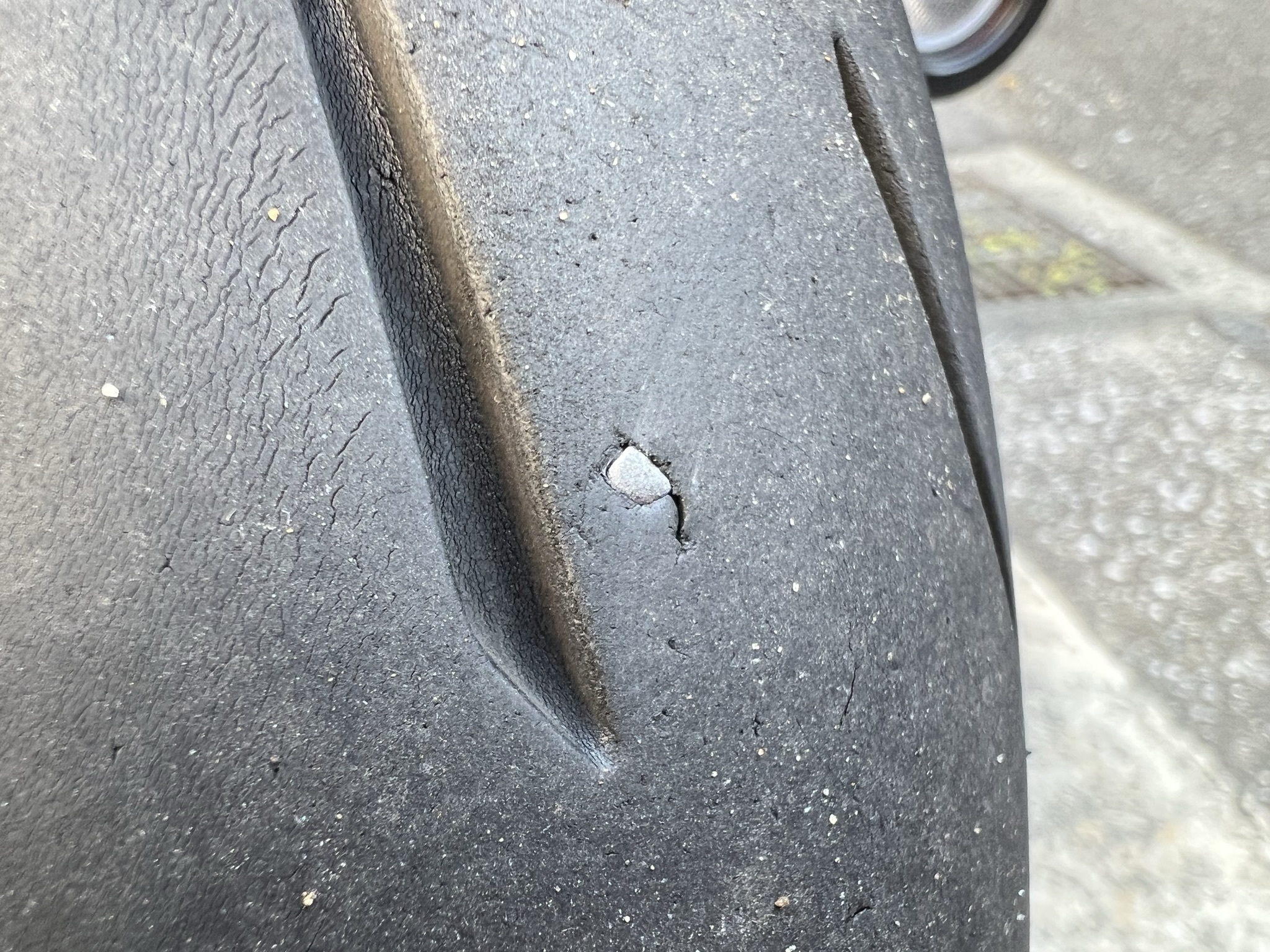 なぜタイヤに釘が刺さるのか？cardeptのブログ憧れの外車、高級車、スーパーカー、オーダー式の中古車購入