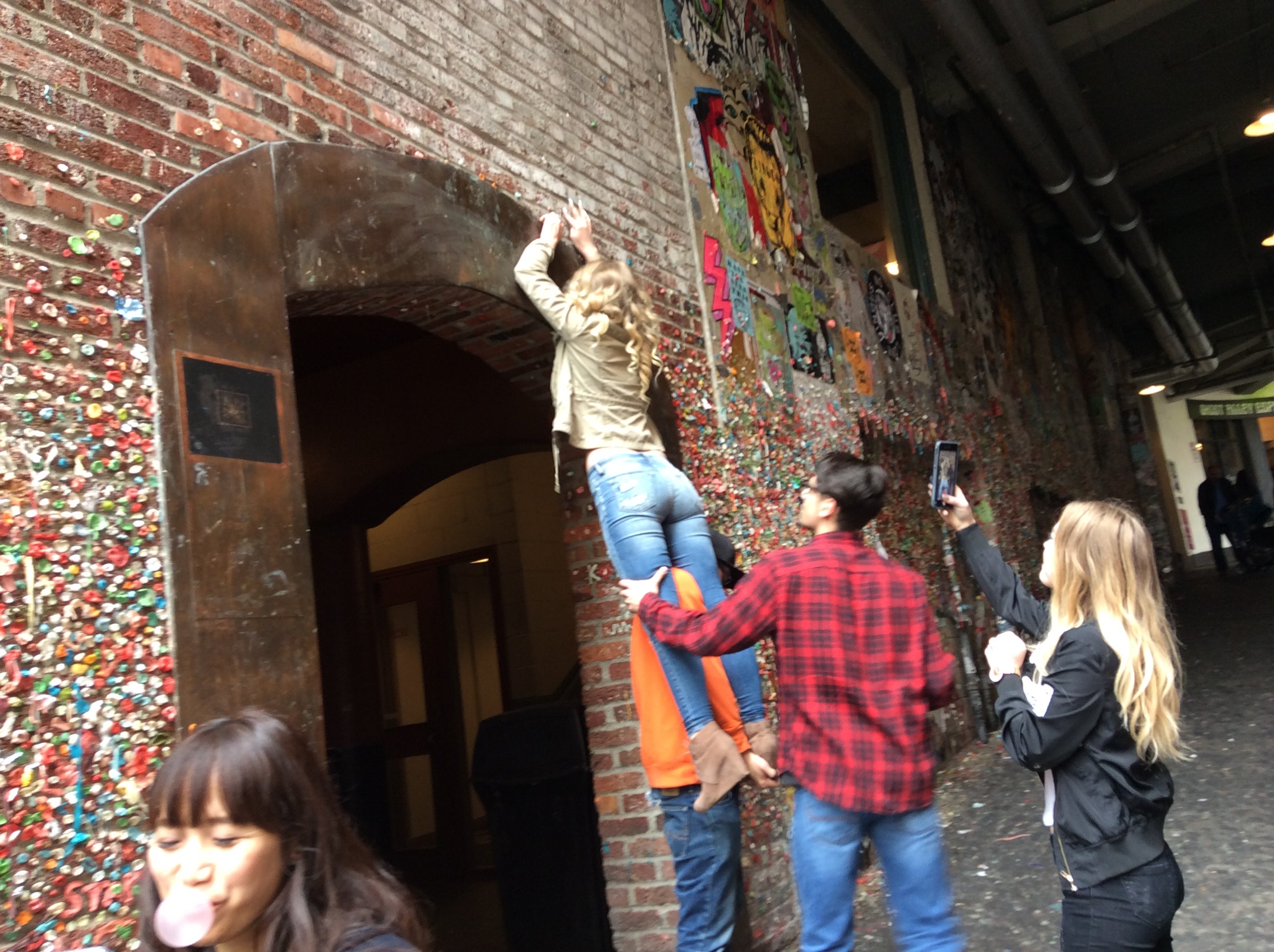 海外の珍スポット！壁一面がガムで埋め尽くされたガムウォールの場所はどこにある？ – チームトラベラー-海外旅行・世界一周のバイブル