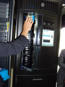 次世代テープドライブ対応のテープライブラリを販売開始 : 富士通