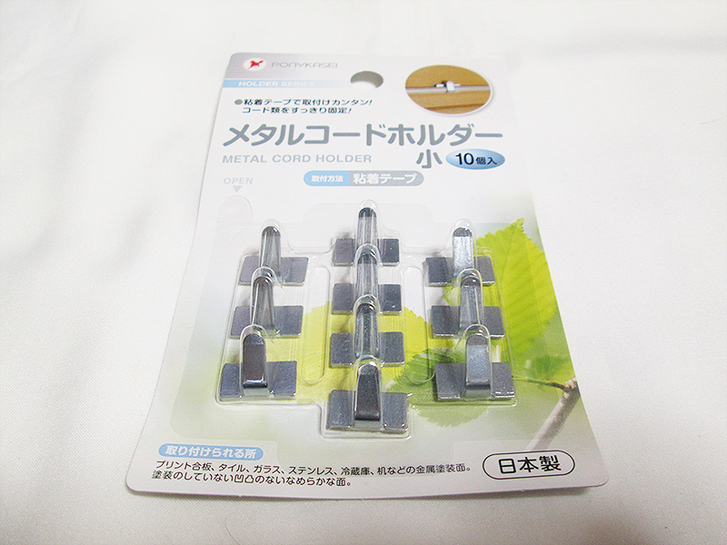 セリアの電源タップホルダー🔌 超便利な電源タップホルダーが セリアからも出たよ✨ しかもフックが付いているので 配線まで浮かせることも✨コレも人気になりそう🥹セリアセリア新商品便利グッズ100均収納100均収納アイデア