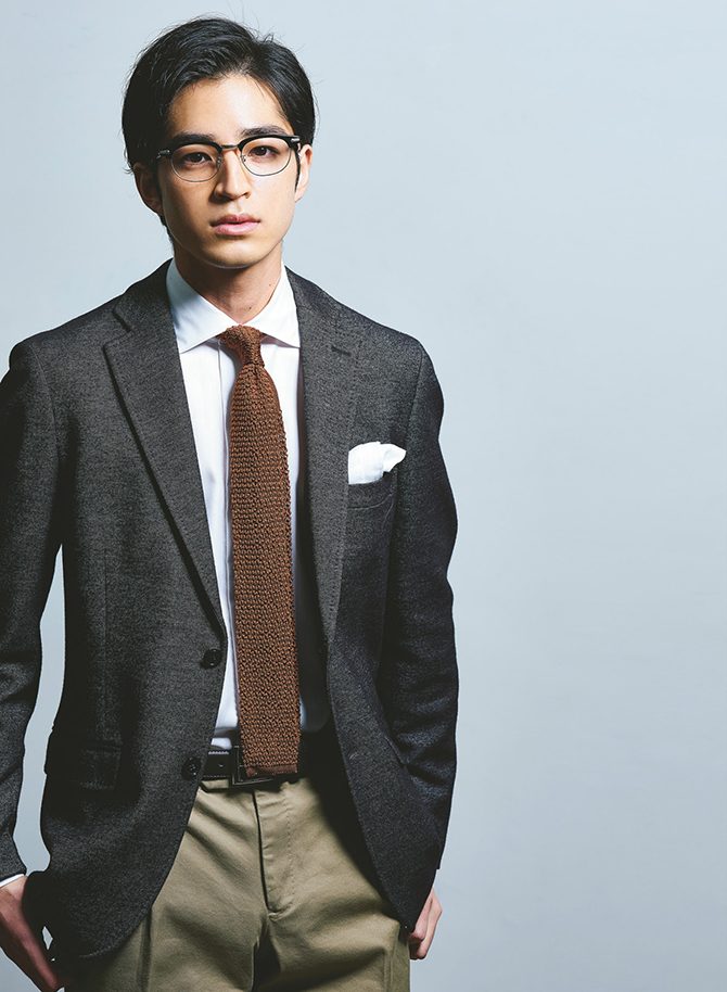 笑顔を見せる眼鏡をかけたビジネスマンの写真素材124791573- イメージマート