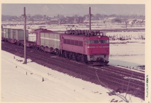 最長編成の高速貨物列車 コキ26連 桃太郎