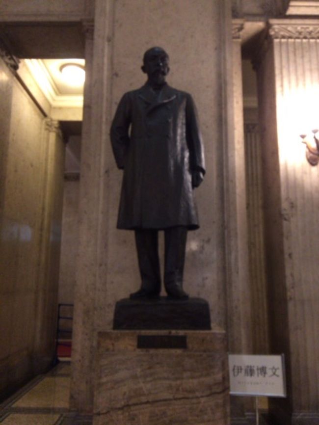 国会の開会式だけに空席の台座に置かれる、あるモノは：朝日新聞