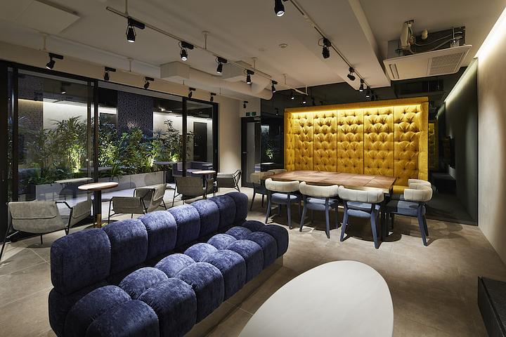 Inside Neighbors Musashi-Nakahara's Restaurant Loungeネイバーズ武蔵中原