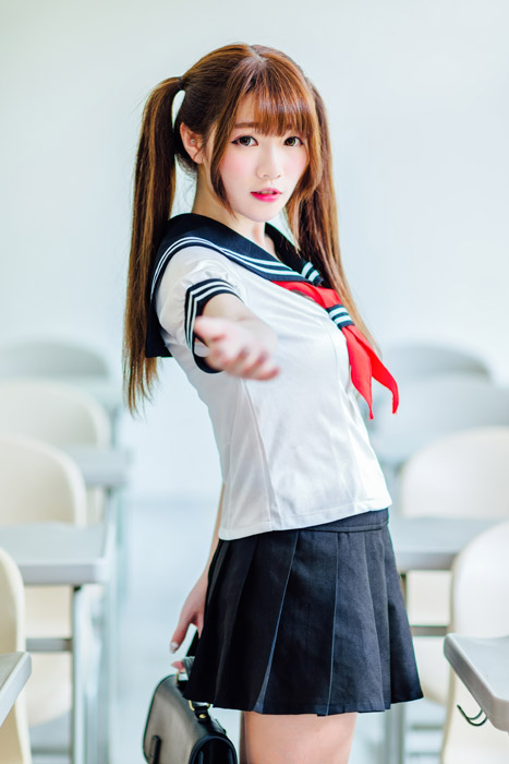 勇ましく手を前に出すセーラー服の女の子イラスト - No: 22585978無料イラスト・フリー素材なら「イラストAC」