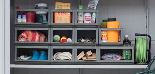 カインズでしか買えない、オリジナルの「ディズニー物置」をご紹介🤩扉の全面にディズニーのキャラクターたちがあしらわれていて、イラストは『ミッキー＆ミニーver.』と『モンスターズインクver.』の2種類✌どちらのデザインにも、奥行は750mmと900mmの2サイズ、棚割り