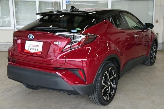 トヨタがSUVをスポーツカーに!? 306馬力の新型「RAV4 PHV」発売 バッジも青から赤で概念変える！くるまのニュース