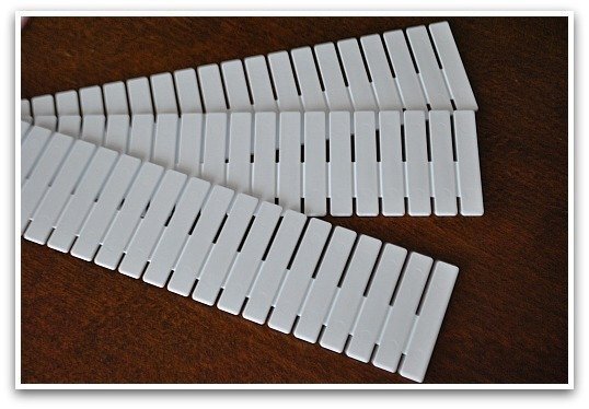 oheyasukkiriSeria購入品 ⁡ 『デスク仕切りスタンド』 ⁡ 先日、Seriaで 「デスク仕切りスタンド・ショート」を発見！！ ⁡思わず買ってしまいました☺︎ ⁡ 先に発売されていた高さのあるタイプは 引き出しの中で 付箋などを整理するのに使っていましたが、 今回の