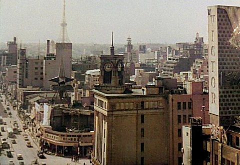 昭和21年銀座4丁目交差点に地上2階「三愛ビル」建設。昭和38年に円筒型「三愛ドリームセンター」建設