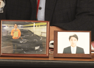 八重さんとネパールの小学校 岡田さんが写真展わかやま新報