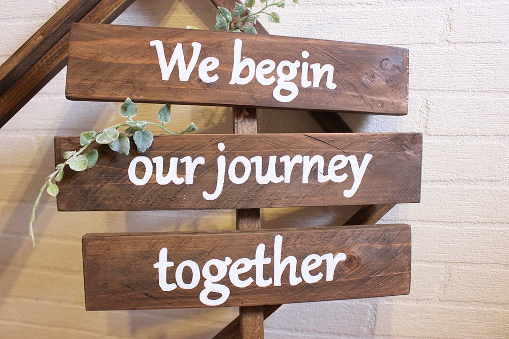 成田空港到着ロビーにて, お互いウェルカムボード的なの用意したけど、おかえりただいまじゃなくて、2人とも「どこ？」でした🐸,どこ被り