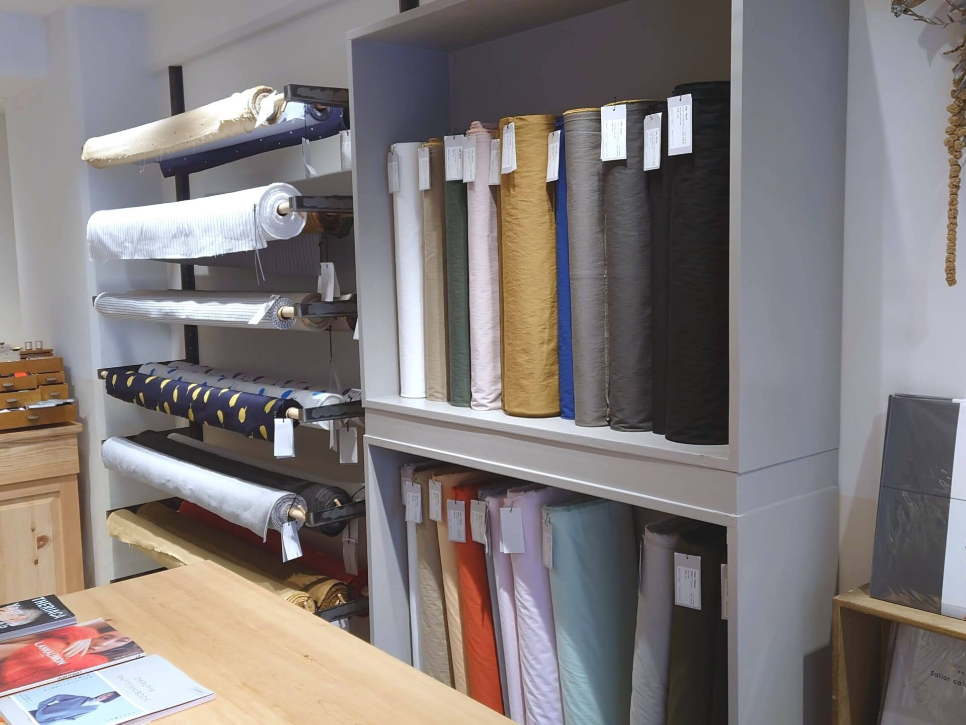 東京・渋谷DARUMA STORE Tokyo おしゃれなサンプルが豊富！DARUMA の布と毛糸が揃う専門店店舗紹介MeTAS＋ ミタス 『ハンドメイドのある暮らし』