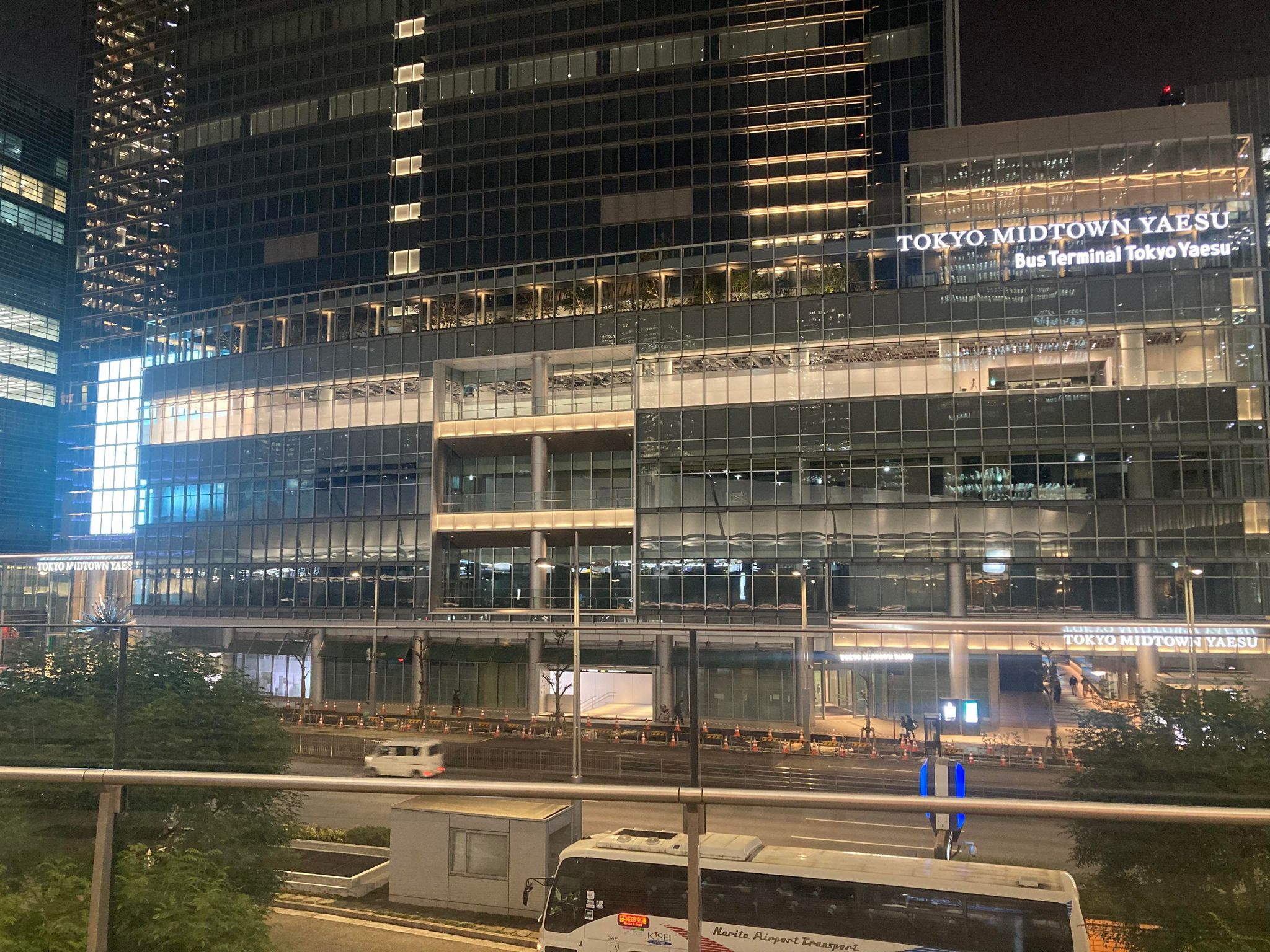 グランドオープンした「東京ミッドタウン八重洲」の5階にある「八重洲テラス」から見た丸の内の超高層ビル群 2023.3.10:超高層マンション・超高層ビル