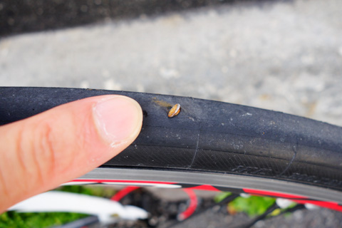 タイヤに釘が刺さったときにはどうする？対処法とパンクの修理方法オートバックス公式ブランドサイト