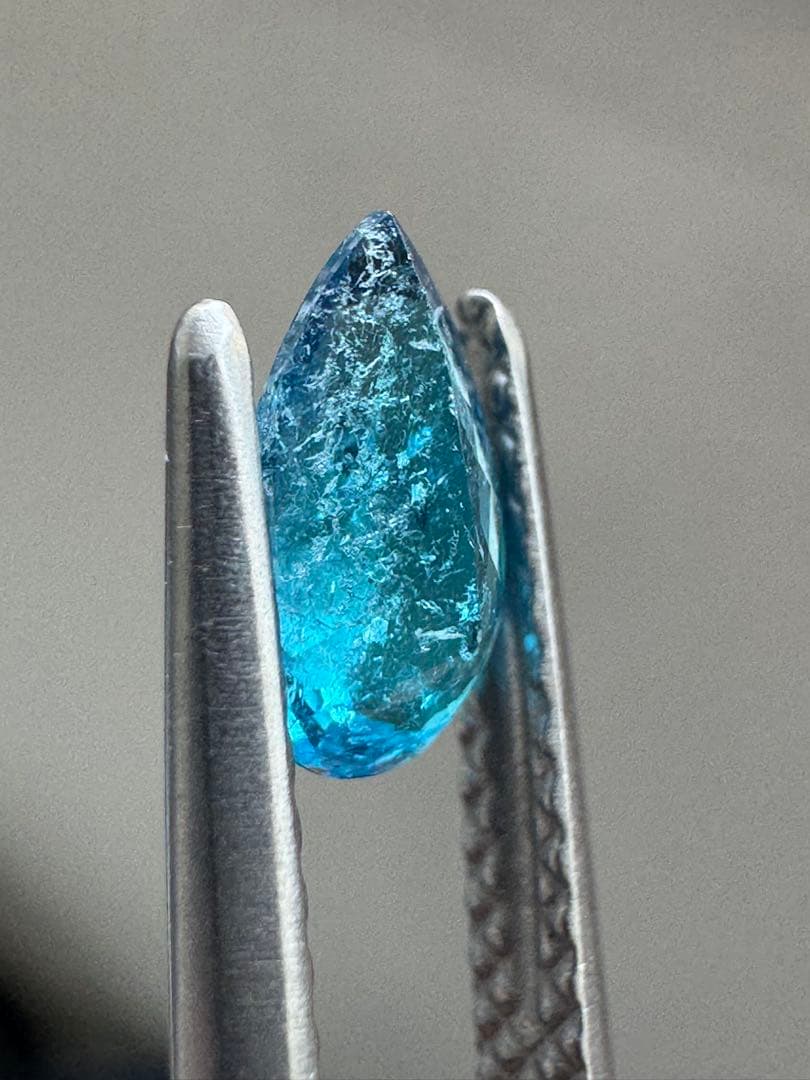 左右にメレダイヤがあり華やかで可愛らしいデザインでした。指輪を横から MAISON JEWELL メゾンジュエル の婚約指輪の口コミ・評判Ringraph リングラフ