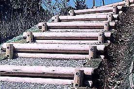 丸太杭 杭 松杭 丸棒杭 丸棒加工 丸太階段 丸太柵 木柵 フェンス材 デッキ材 土木用木製品 製造販売 有限会社 マルウッド