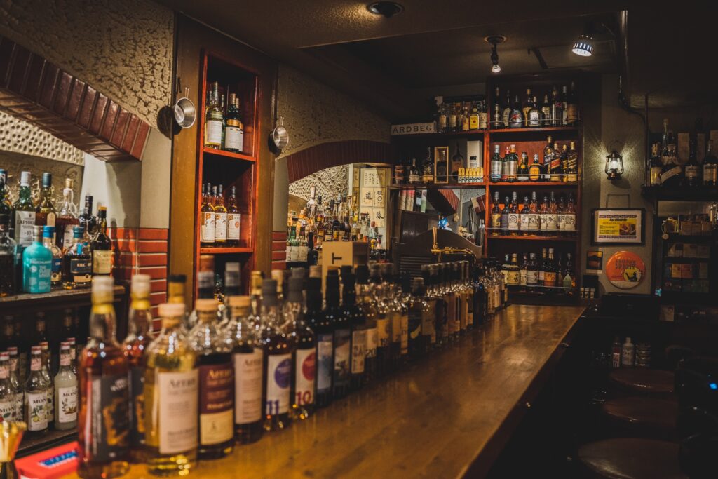 シガーバーとは？初心者が知るべきマナーやおすすめのバーを紹介 葉巻吸える場所- Cigarino シガリノ