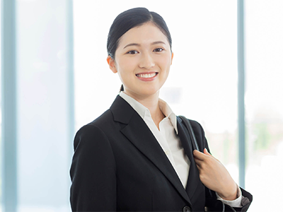 就活スーツ レディースの基本 着こなしのプロが色選びやマナーを解説 - 仕事を楽しく、視野を広く - JOB STORY