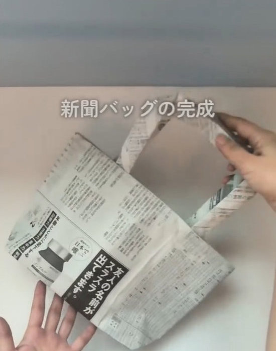 10分で自立型「新聞紙エコバッグ」の作り方。捨てる前にリメイクして使い回す！ - macaroni