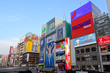 道頓堀の看板 - 商用利用可能な写真素材・イラスト素材ならストックフォトの定額制ペイレスイメージズ
