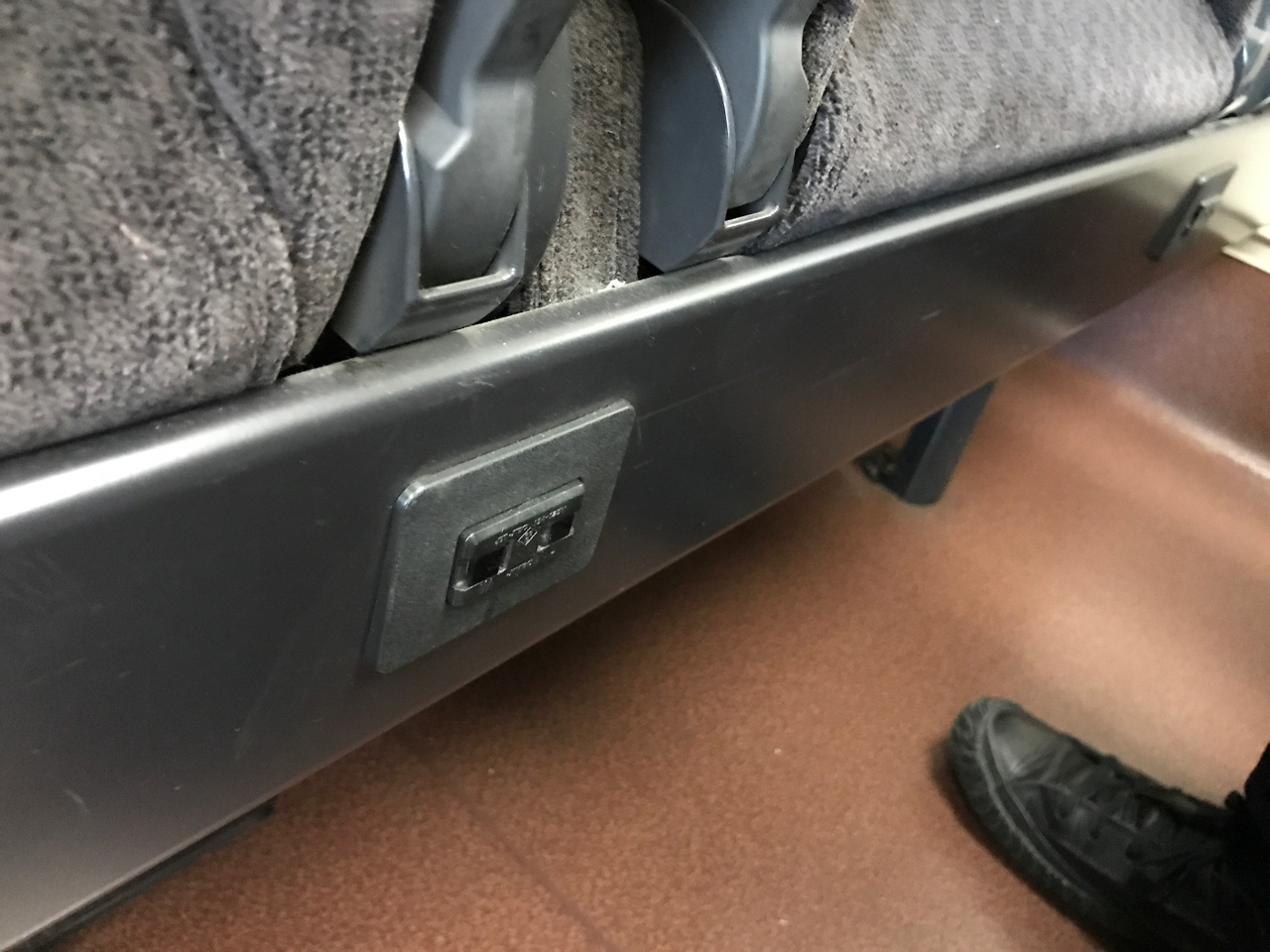 新幹線の電源コンセントウィザップスタッフブログ