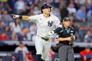 ５年前に首位打者を獲得し、昨年はWBC出場の遊撃手がDFA。先月の20安打に長打はなく、四球もゼロ 宇根夏樹- エキスパート -Yahoo!ニュース