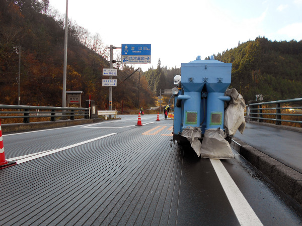 ステアリングに違和感が伝わって不快な路面の溝！ じつは道路のグルービングには重要な目的があった自動車情報・ニュース WEB CARTOP