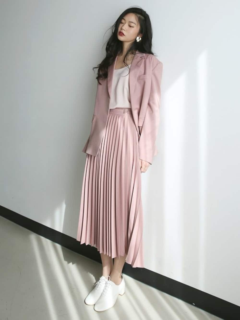 春オフィスコーデ 大人気のピンクシャツはベーシックカラーと合わせ、お仕事スタイルにMORE