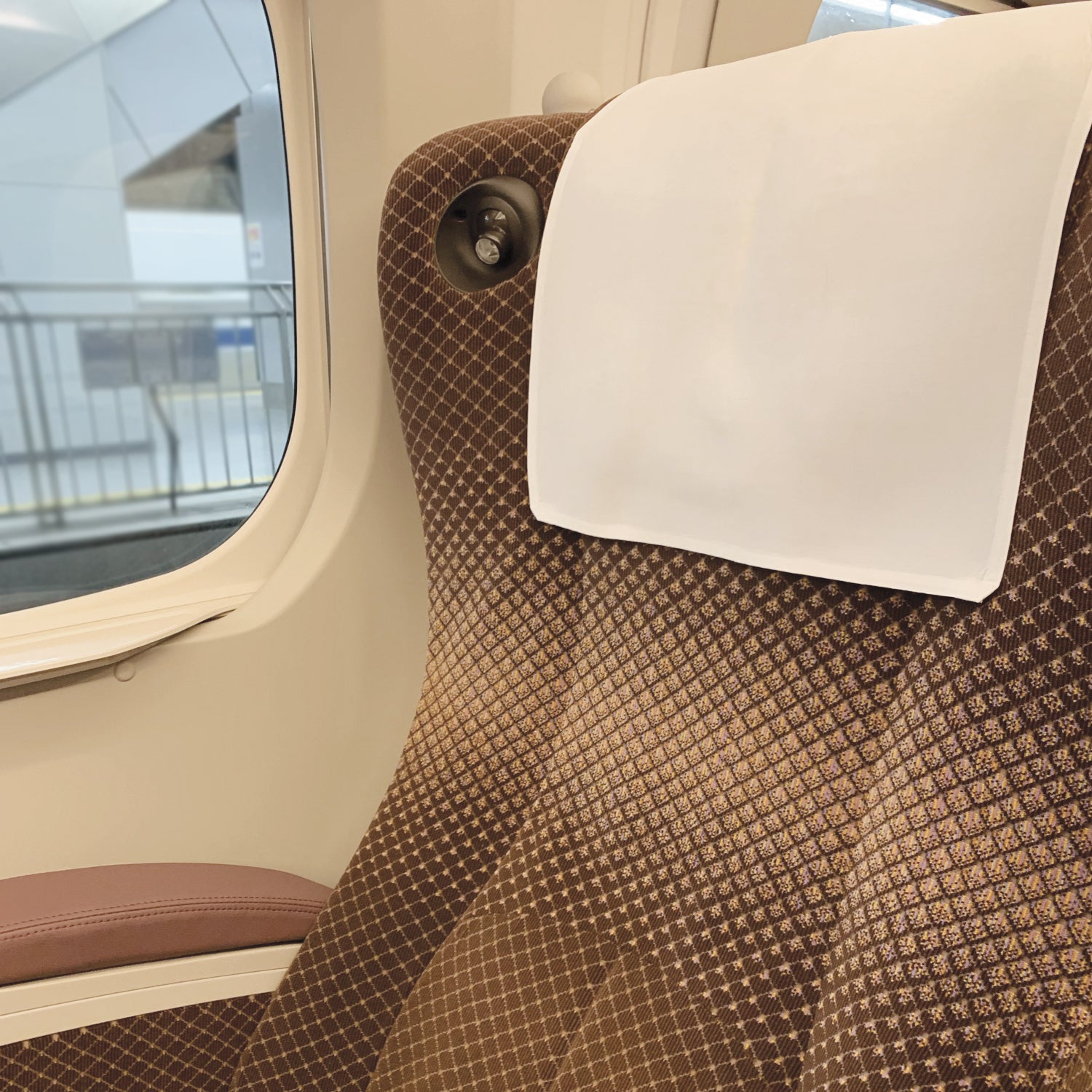 E7系新幹線グリーン車座席テーブルの使い方Series E7 Shinkansen green car. How to use the seattable