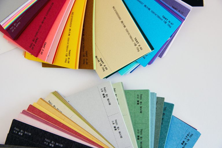 ブランディングを担当しているくろしお想 Original Aroma Oilのパッケージデザイン。グレーの紙にグラフィックは黒と箔押し白で仕上げています。全ての面で違った表情のグラフィックを落とし込んでいます。3種類のオリジナルの香りが楽しめます🌿 @kuroshio_sou