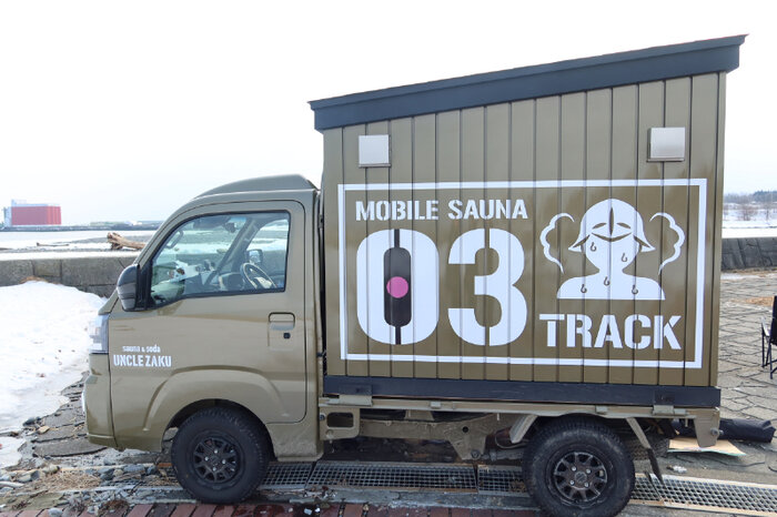 北海道の車レンタル会社日の出レンタカーがおもしろすぎた！！, 北見市と札幌市にある日の出レンタカーが, 面白いことをやっている代表はばざきさん。,車をレンタルしているだけではなく、, 軽トラサウナカーや軽トラキャンピングカーまでも販売、レンタルしている。, 代表のはばざきさんは、,「どこでもサウナ！」を合言葉に, 認知を広めています。,