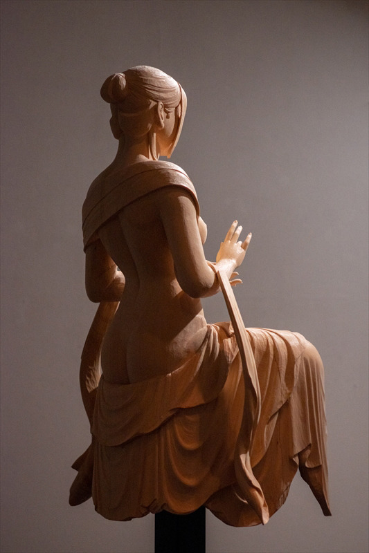 手彫りだから年間２体程しか作品を作れない。極めて入手困難なアーティスト加藤巍山 カトウ ギザン さんとお会いした。先日のクリスティーズではエスティメートの7倍を超える価格が付いた。 いま銀座蔦屋で一点だけチャリティー入札を受付ている。とにかく作品が