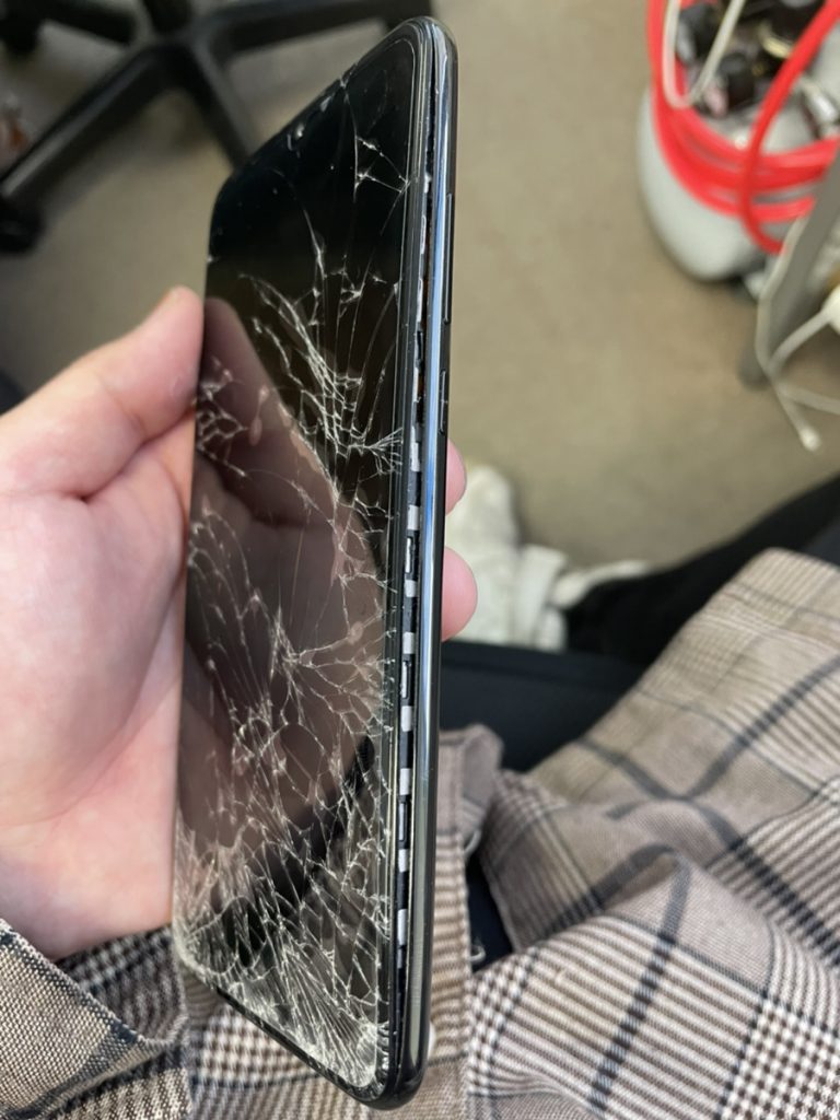 Androidスマホは画面割れは早めに修理した方が良い？画面割れの放置は危険！Xperia Galaxy AQUOS GooglePixel修理のアンドロイドホスピタル