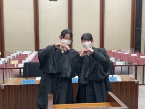 有罪に見えない服ってなに？法廷ファッションをめぐる議論が白熱クーリエ・ジャポン