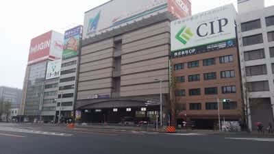 名古屋鉄道は、 近畿日本鉄道などと 進めている 名古屋駅地区の 再開発計画の 概要を 発表しました。 名鉄百貨店など6つの ビルを 取り壊して、 新たに2つの 高層ビルなどを 建設します。名古屋 鉄道によりますと、 再開発の 対象となるのは「 名鉄 百貨店 本店」から「 日本生命 笹島ビル」まで 名駅通沿いに並ぶ6つのビルで、すでに 解体が 終わった「 名鉄レジャック」を除き、2026年度か