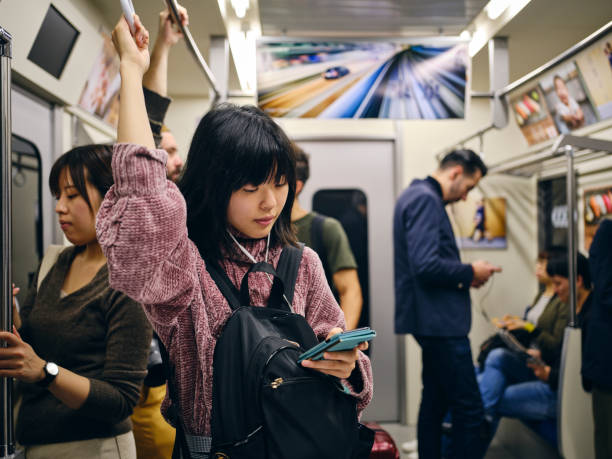 昭和の満員電車がいまと変わらなさすぎて二度見した